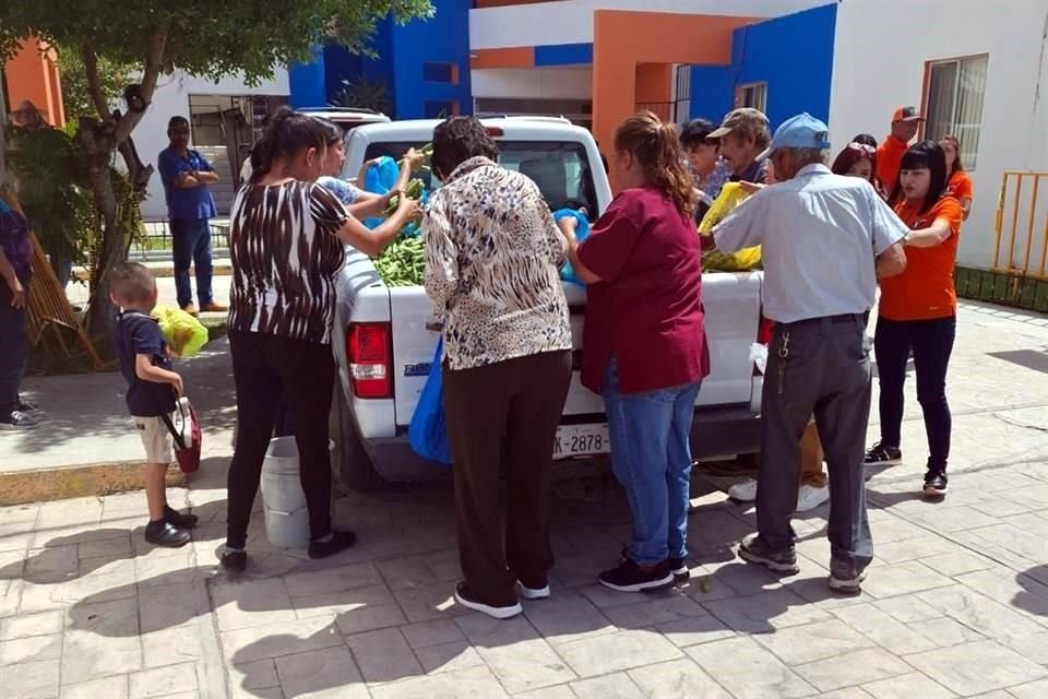 Amas de casa arribaron afuera del Palacio Municipal de Valle Hermoso, Tamaulipas para llevarse algunas piezas de okra.