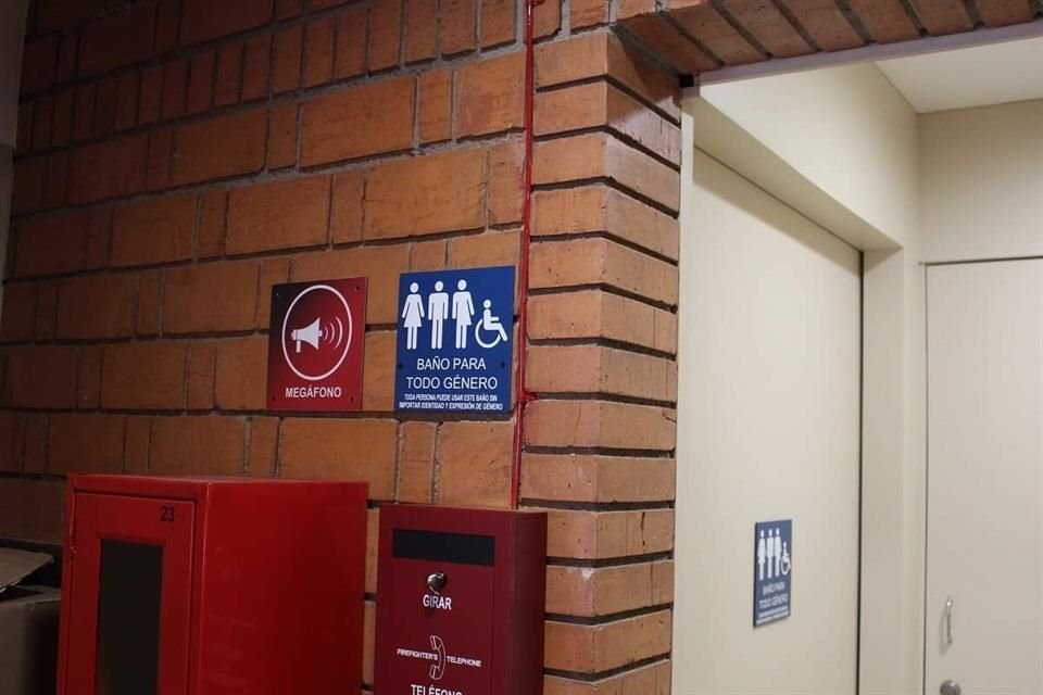 Los baños incluyentes tienen una carga política a favor de las disidencias genéricas y sexuales; los neutros son de libre acceso. Valentina González.