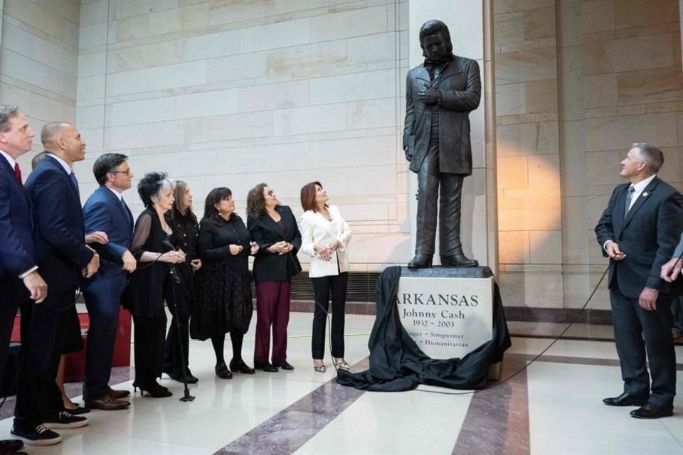 Johnny Cash fue honrado con una estatua de bronce en el Capitolio de Estados Unidos, representando su legado musical y origen en Arkansas.