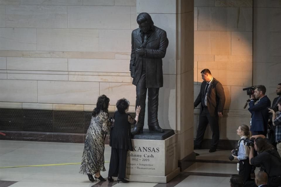 La estatua de Cash es la segunda que Arkansas ha enviado para reemplazar dos estatuas previas que habían representado al estado en el Capitolio de los Estados Unidos por más de 100 años.