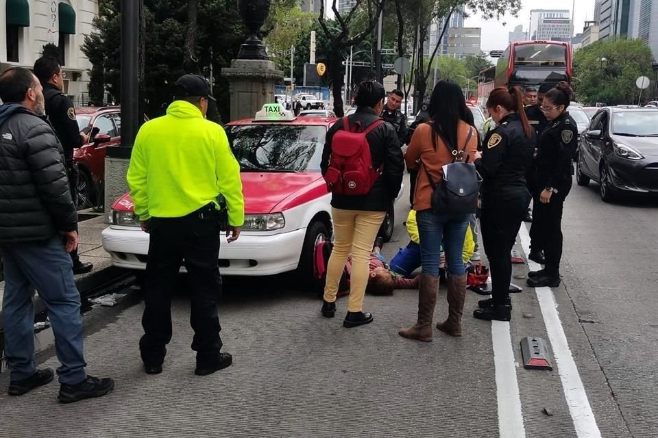 Primeras versiones señalan que, al momento de volantear, el taxista empujó con el espejo a la mujer.