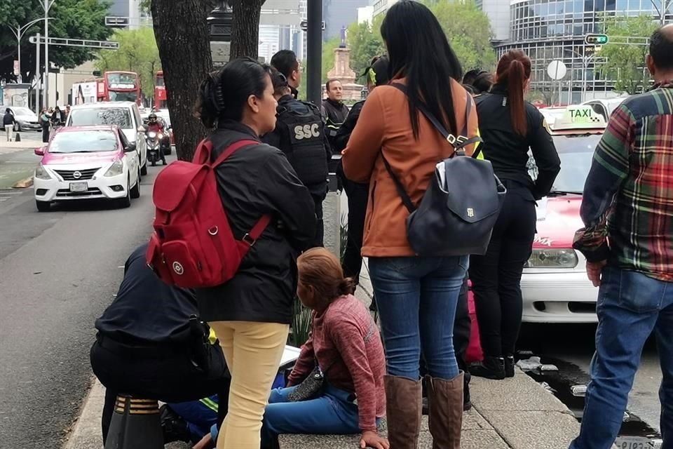 Paramédicos del ERUM atendieron a la víctima, quien también sería canalizada hacia un hospita.