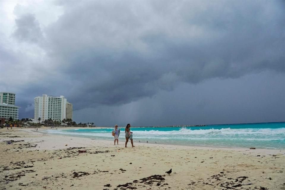 Personas caminan en la playa en Cancún, Quintana Roo, el 24 de septiembre del 2024.