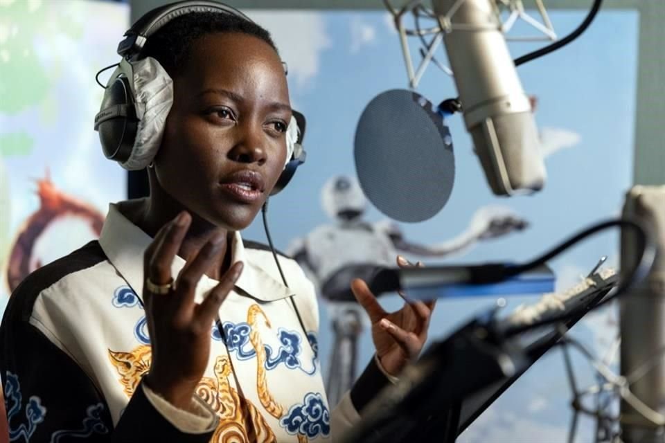 En 'Robot Salvaje', Lupita Nyong'o le puso voz en inglés a la robot apodada 'Roz'.