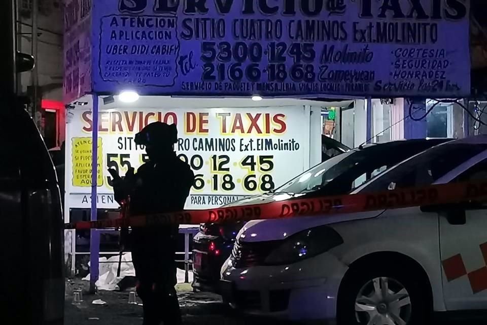 Un hombre se encontraba debajo de la estructura donde esperan los pasajeros de un sitio de taxis cuando fue ataco a balazos.