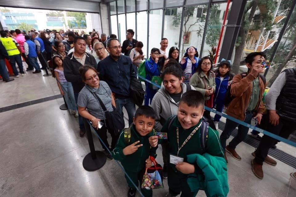 Niños, adolescentes, universitarios y trabajadores hicieron largas filas con tal de abordar este sistema de transporte.