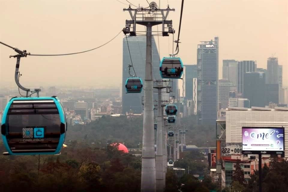 Desahogo. El flujo vehicular que antes saturaba Avenida Constituyentes tiene ahora, desde las alturas, con la Línea 3 del Cablebús, una alternativa para liberar la carga.