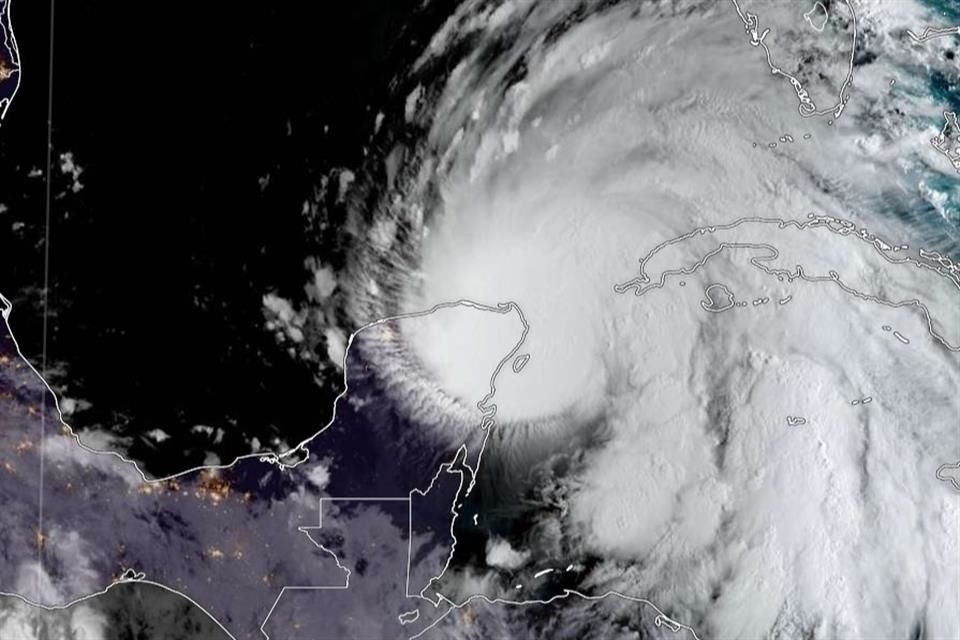 Gobernadora de QR anunció alerta roja en Benito Juárez, Isla Mujeres, Lázaro Cárdenas, Puerto Morelos y Cozumel, tras estimaciones de que 'Helene' se convierta en huracán pronto.