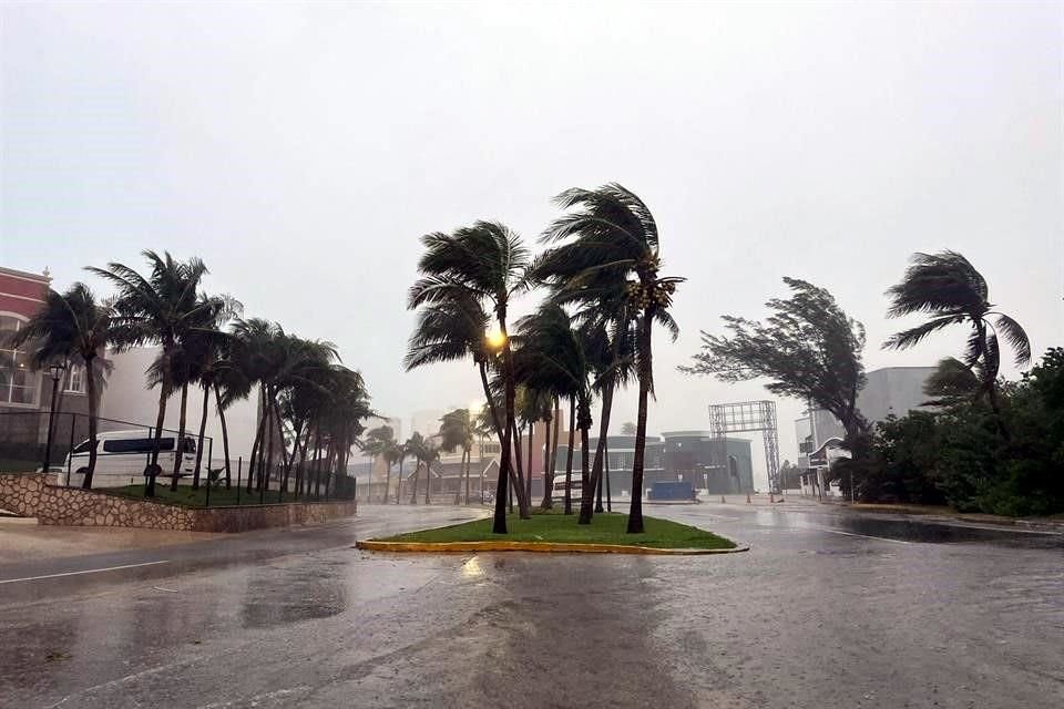 Fuertes vientos y mucha lluvia esta mañana en Puerto Morelos.