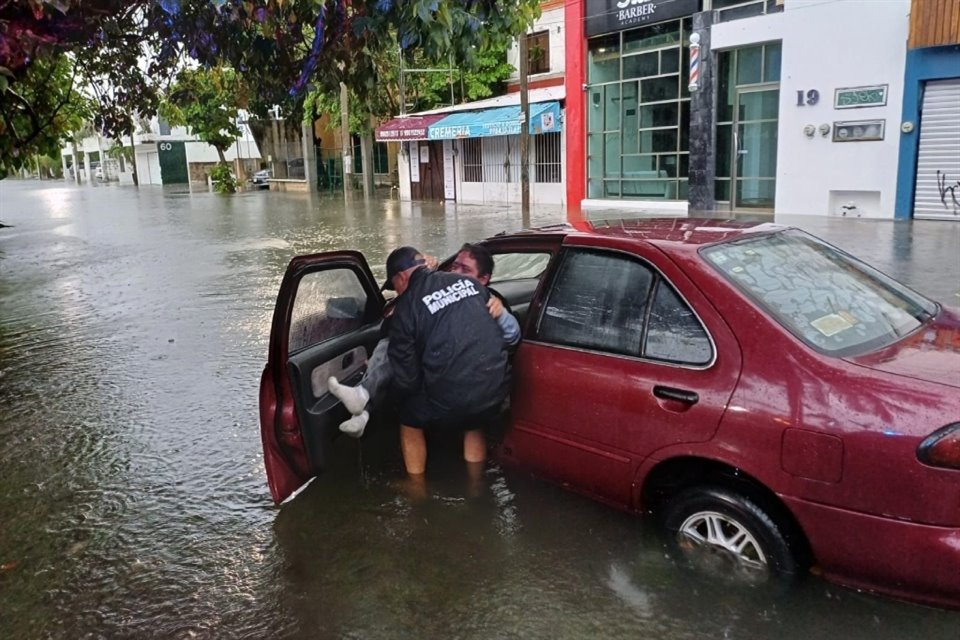 Tormenta tropical 'Helene' se convirtió en huracán categoría 1 cerca de las costas de Quintana Roo, informó la Gobernadora Mara Lezama.