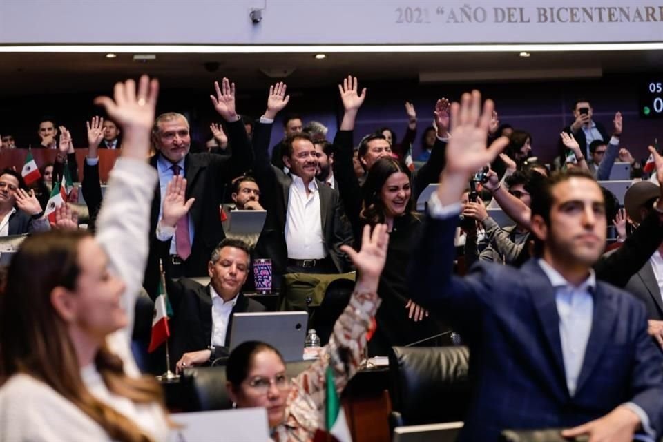 Senadores de Morena y su coordinador durante la votación de la reforma.