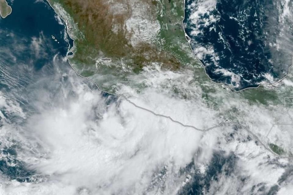 'John' se intensificó frente a las costas de Guerrero de nueva cuenta a tormenta tropical y podría tocar tierra mañana jueves.