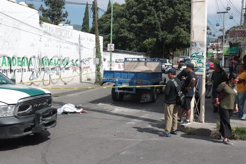 Un motociclista se estampó contra la parte trasera del vehículo de carga cuyo chofer fue detenido y llevado al Ministerio Público.