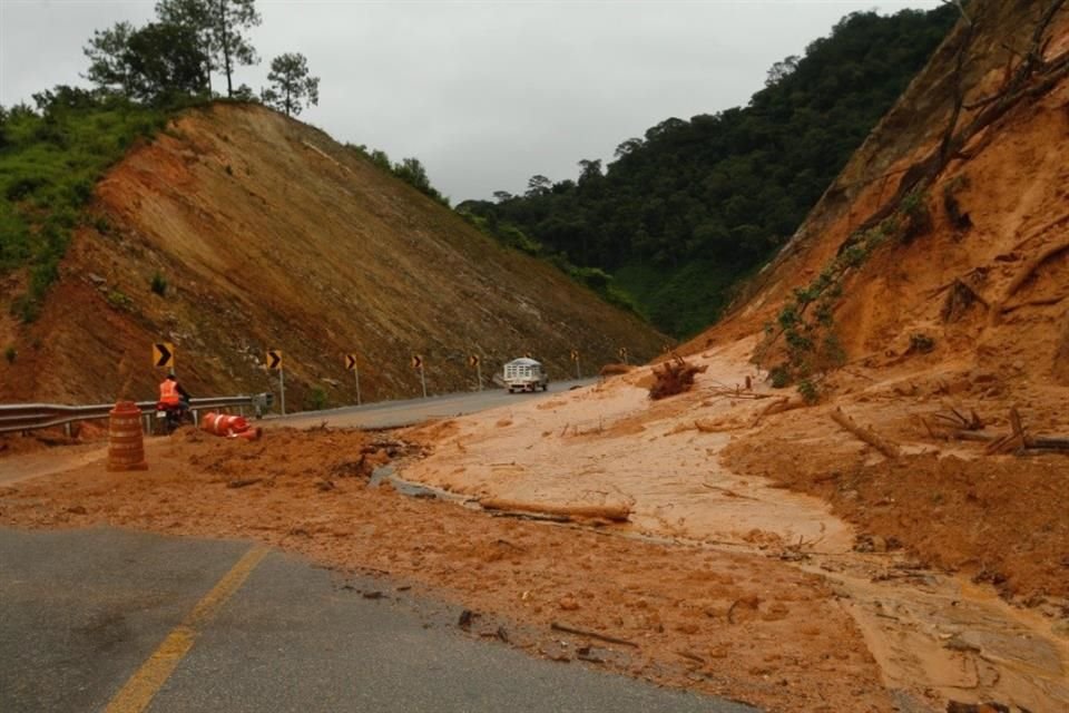 En Oaxaca fue cerrada la Súper Carretera Puerto Escondido, debido a derrumbes ocasionados por la tormenta tropical 'John'.