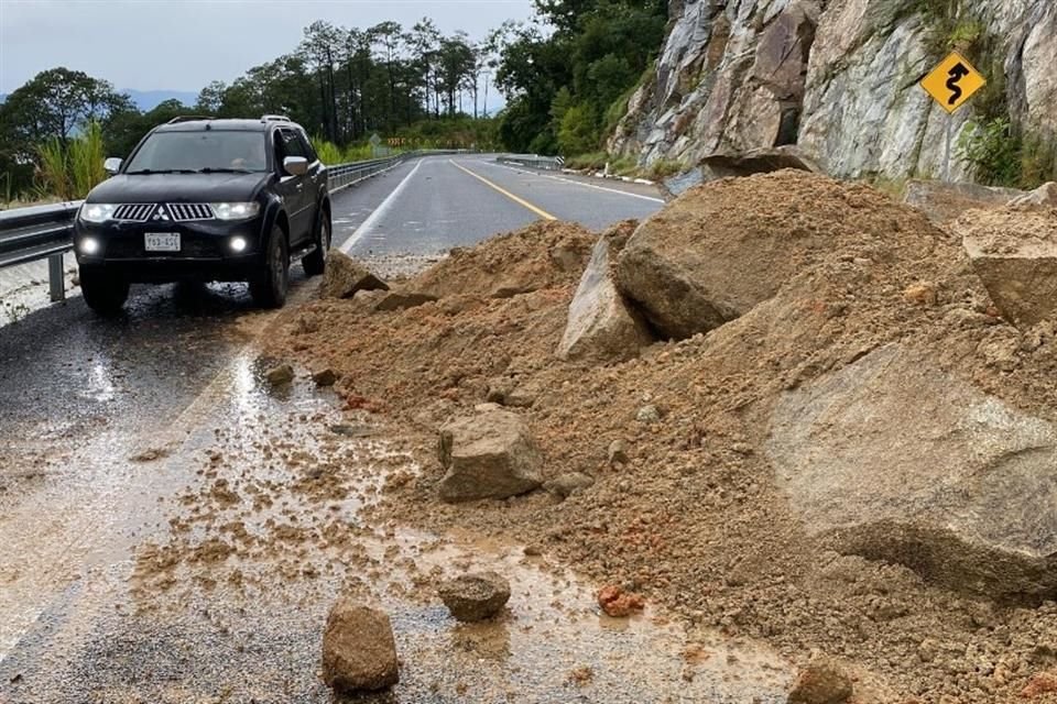 En Oaxaca, el agua ha continuado, por lo que se ha vuelto lodo y representa un peligro para los automovilistas.