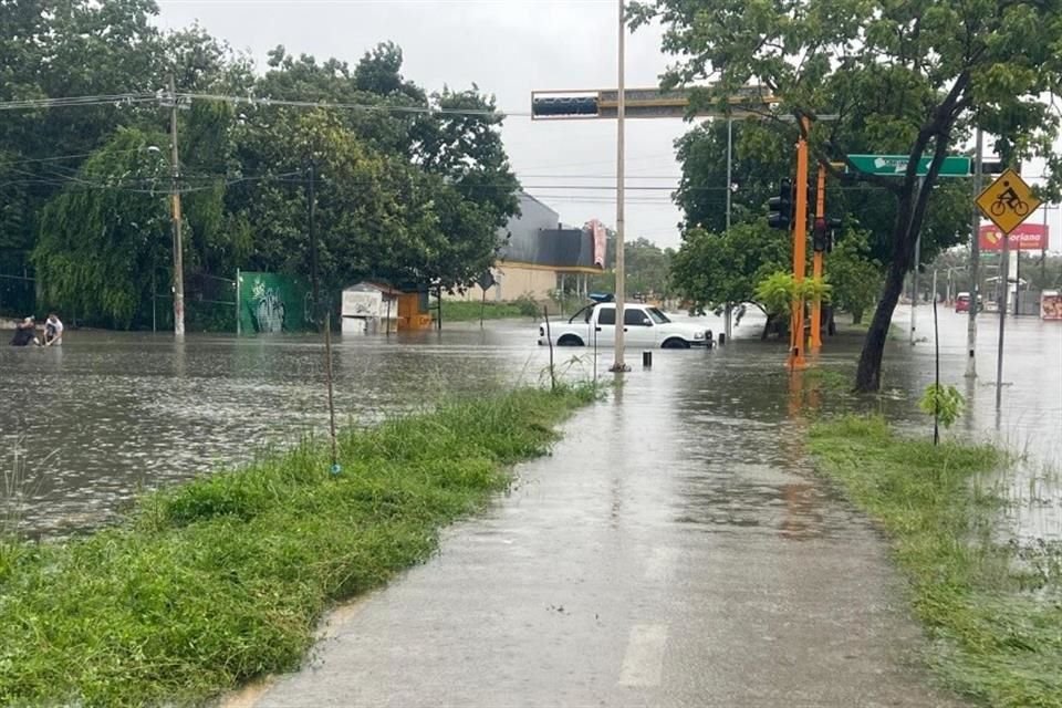 En Cancún, el agua cubrió las calles por el paso de 'Helene' y en algunos casos se reportó que ingresó a los negocios y viviendas.