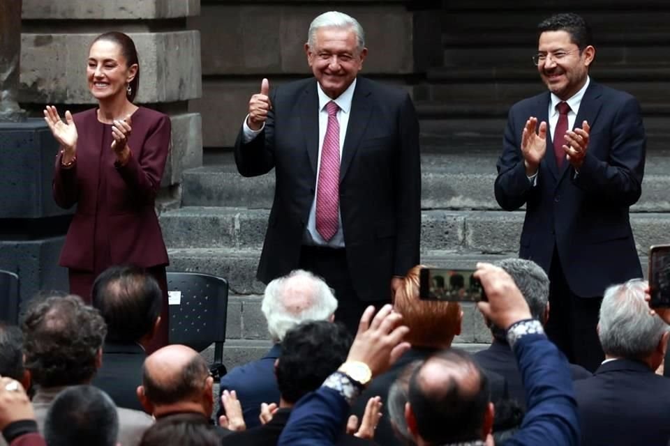 El Presidente López Obrador flanqueado por la Presidenta electa Claudia Sheinbaum y el Jefe de Gobierno Martí Batres.