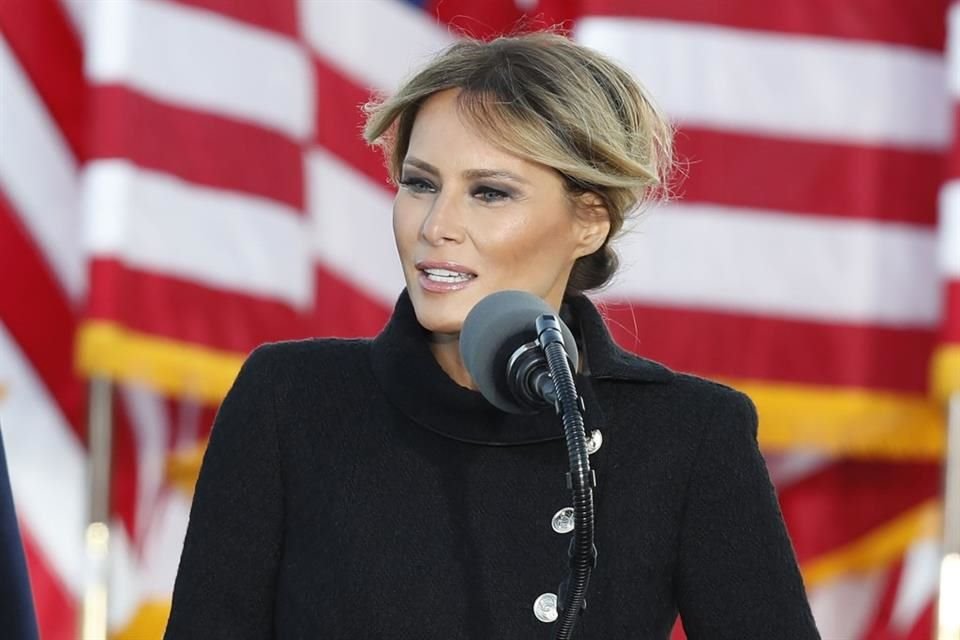 Melania Trump salió del mutismo que la caracteriza para promocionar su libro de memorias en plena campaña de su marido Donald Trump.