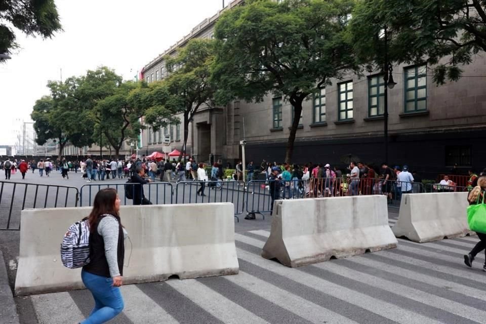 Los bloques de concreto impiden el tránsito vehicular.