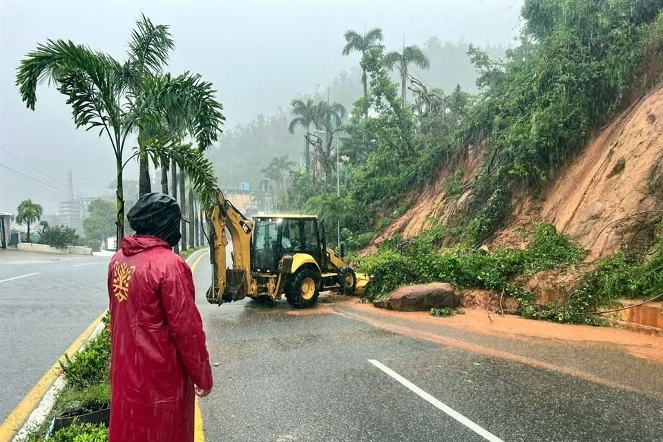 Deslaves de rocas y tierras en la Avenida Escénica de Acapulco.