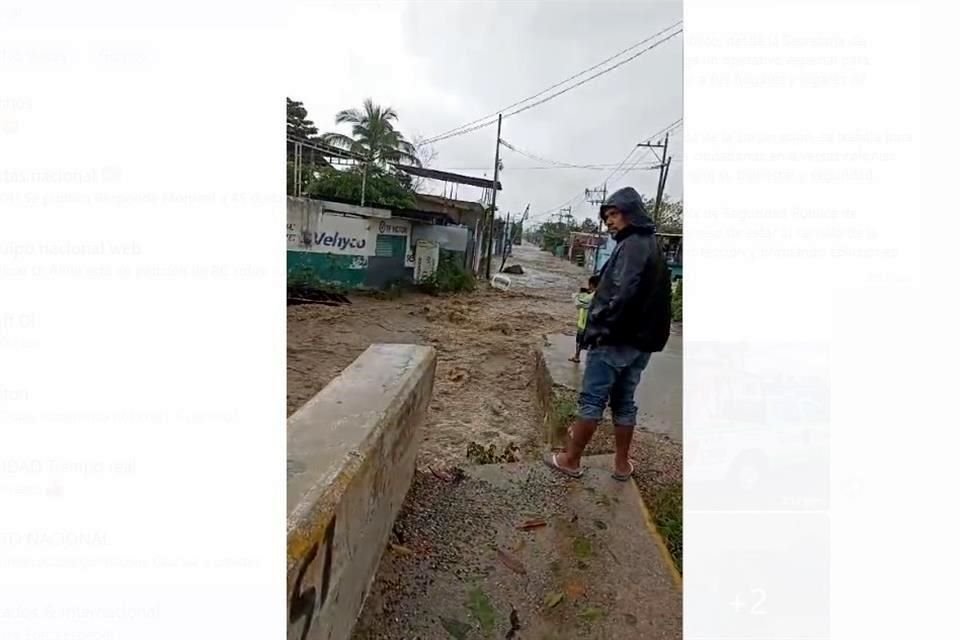 En la Colonia López Portillo, en las partes altas de la periferia de Acapulco, empiezan a desbordarse arroyos.