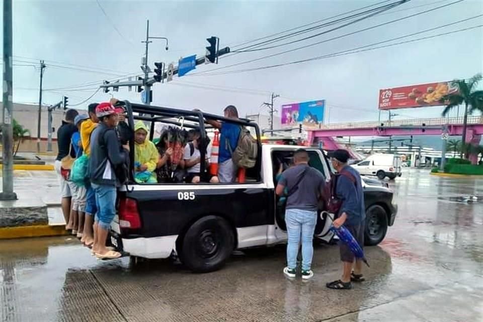 El transporte público está suspendido en el puerto.