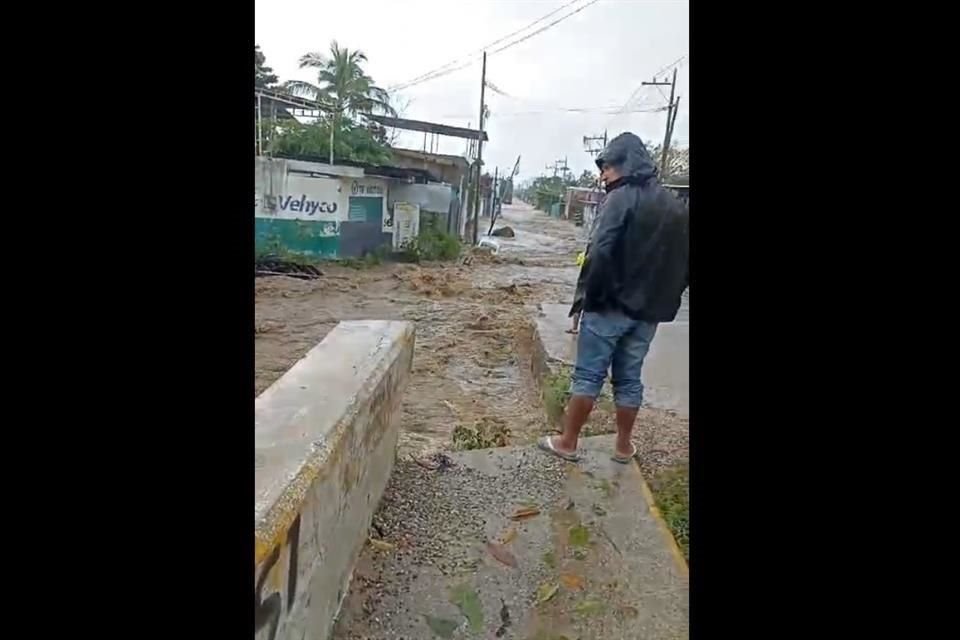 Arroyos de la parte alta de Acapulco se han desbordado.