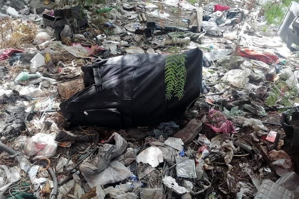 La maleta fue abandonada en un tiradero de basura, en Ecatepec.