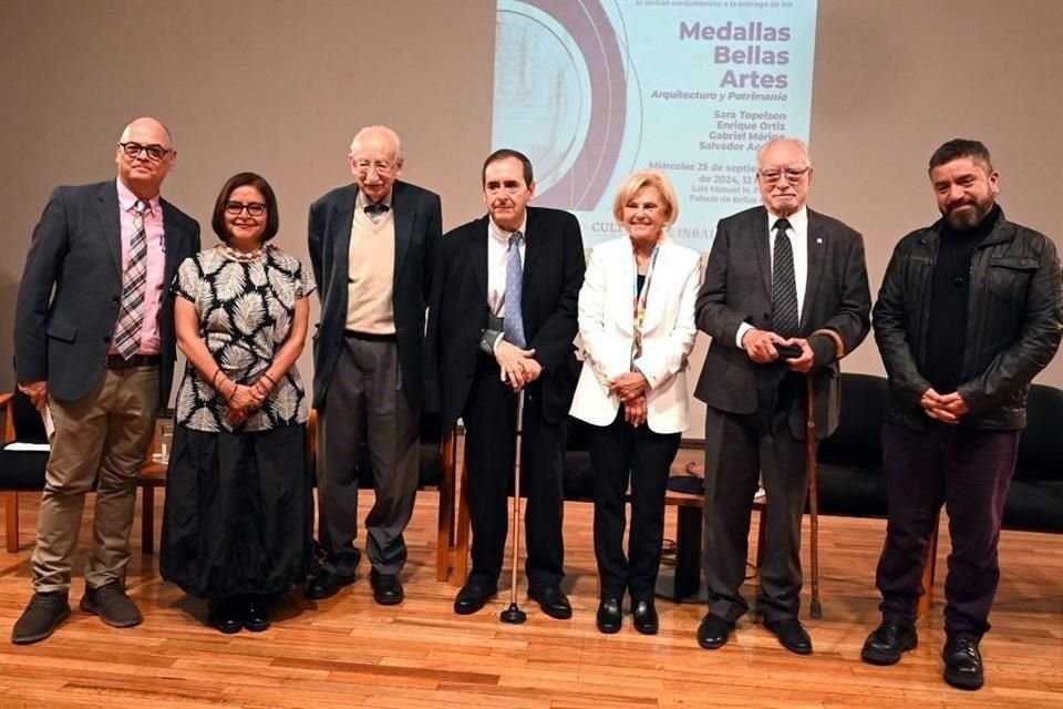 La Medalla Bellas Artes fue entregada este miércoles a la arquitecta Sara Topelson y sus colegas Enrique Ortiz Flores, Salvador Aceves y Gabriel Mérigo Basurto en la sala Manuel M. Ponce. 