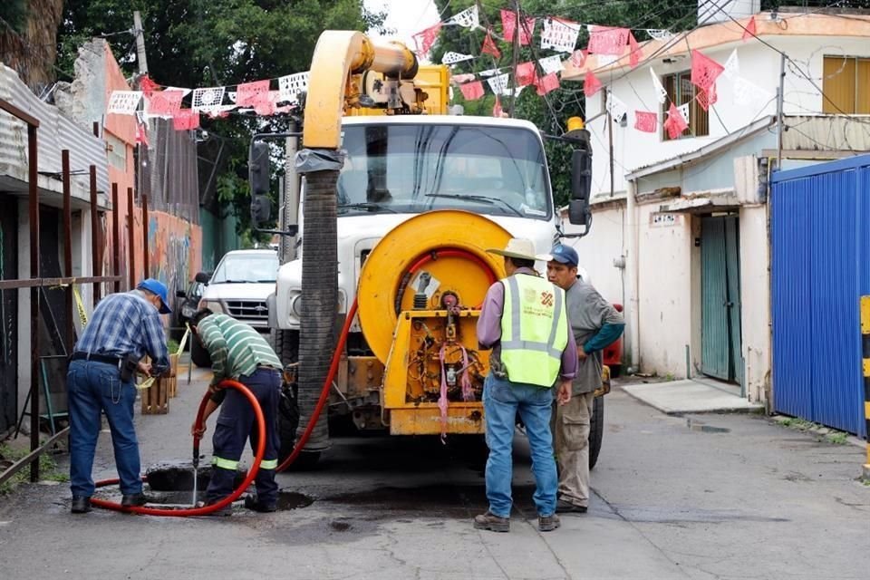 Las obras de limpieza continúan a más de una semana de la lluvia que provocó pérdidas materiales  en la zona.