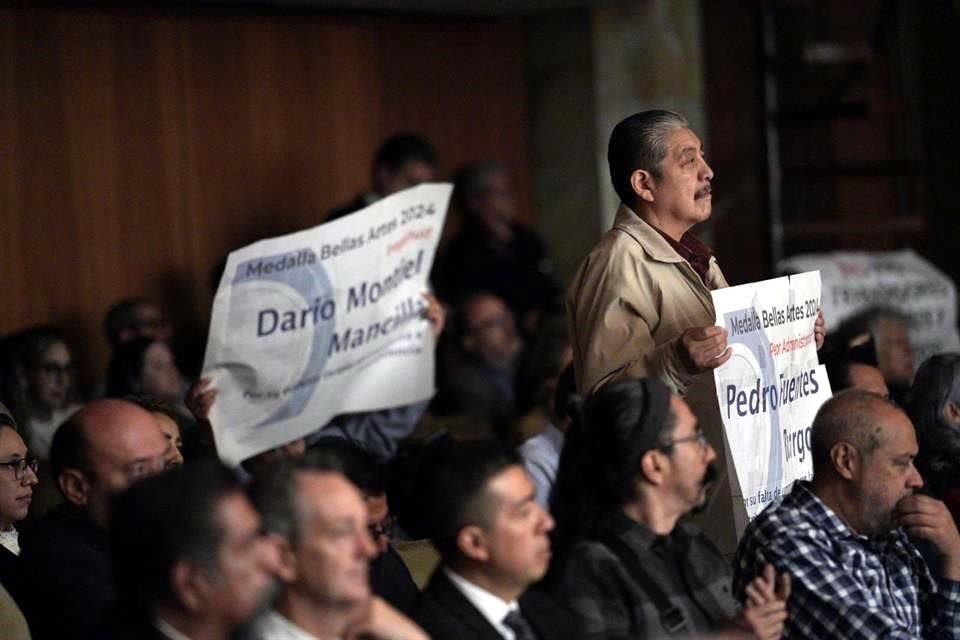 Los trabajadores permanecieron parados entre el público asistente a la Sala Ponce mientras se llevaba a cabo el reconocimiento.