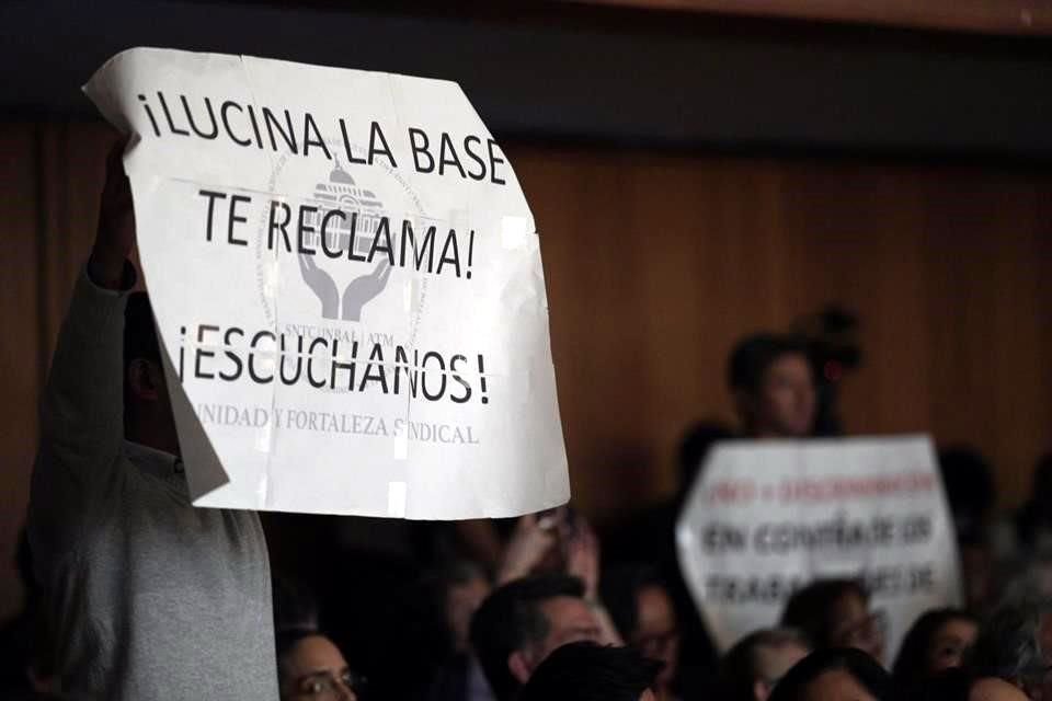 Los manifestantes aseguraron que han buscado diálogo con la directora del INBAL Lucina Jiménez, pero no han tenido suerte.