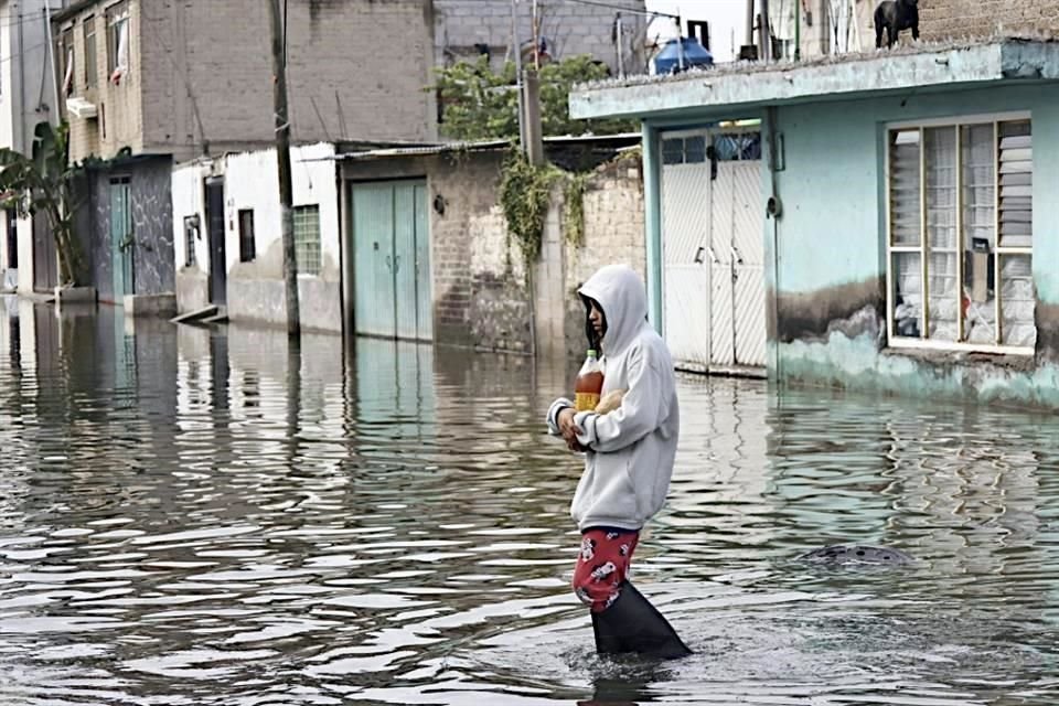 Calles del Municipio de Chalco pasaron más de un mes inundadas, afectaciones asociadas al cambio climático.