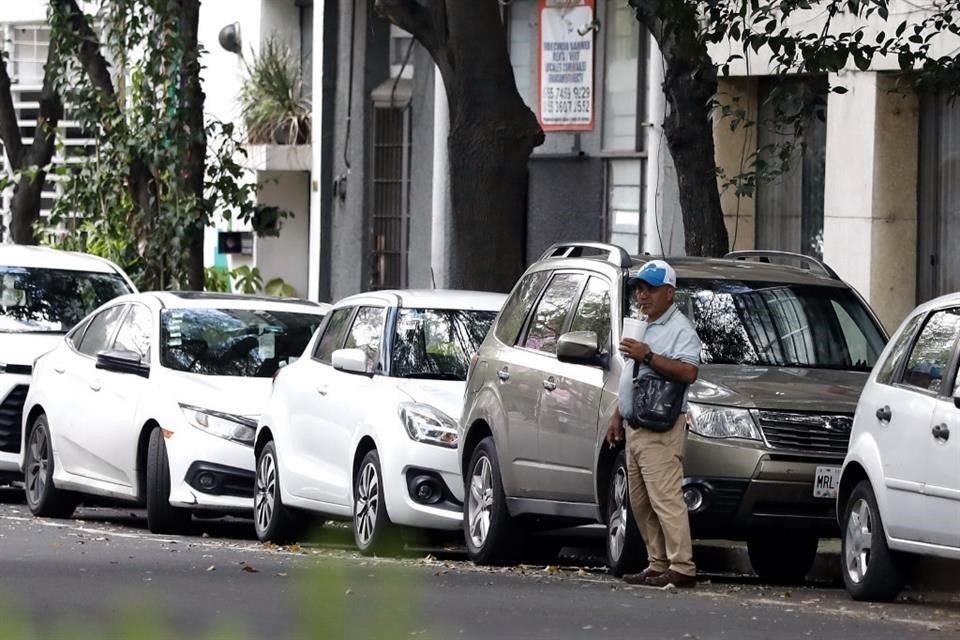 Franeleros de la Colonia Roma cobran hasta por no dañar vehículos. Vecinos y autoridades acordarán acciones contra abusos.