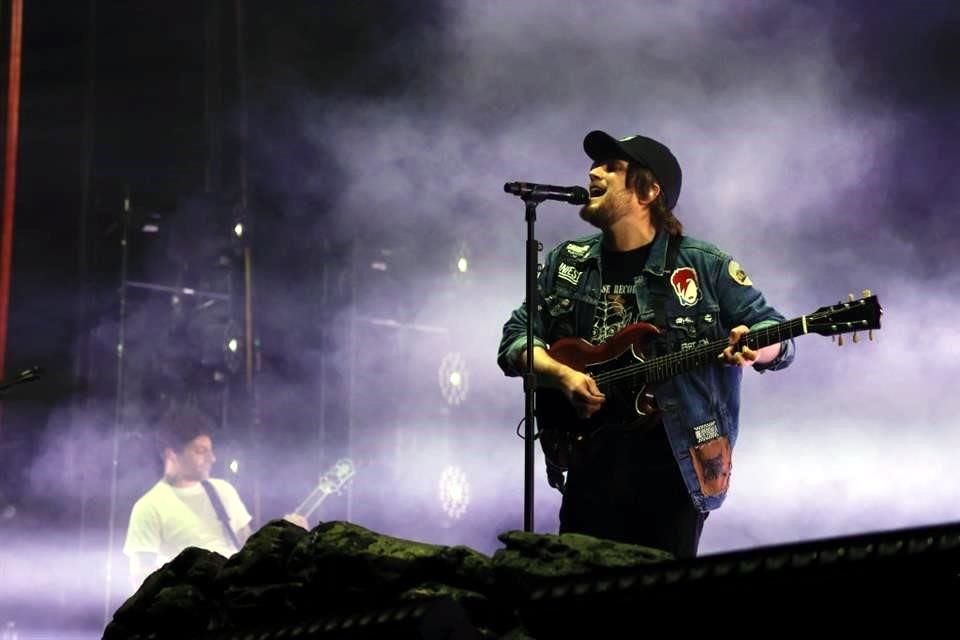 Patrick Stump, al frente de Fall Out Boy, hizo cimbrarse el Palacio de los Deportes con rock punk.