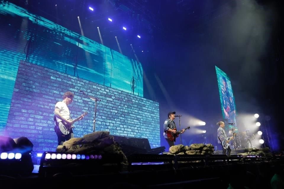 El concierto duró casi dos horas e incluyó pirotecnia y una escenografía 3D.