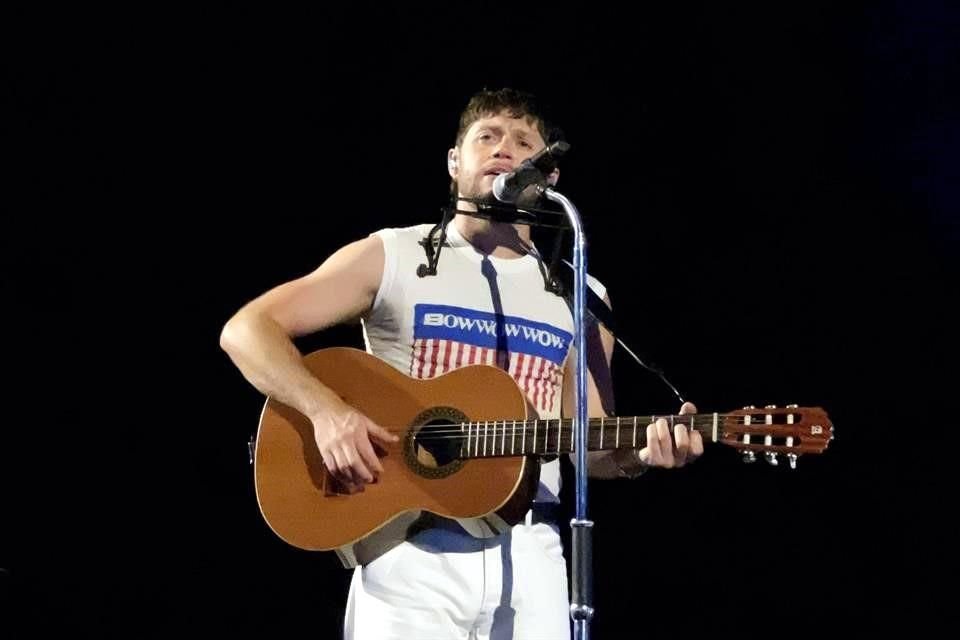 Mostró sus dotes musicales con la guitarra.