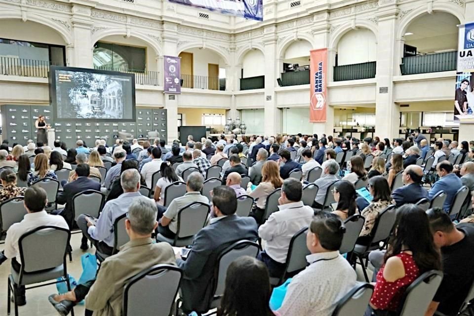 Cuatro especialistas plantean las directrices a seguir para crecer ordenadamente en una gran metrópoli.