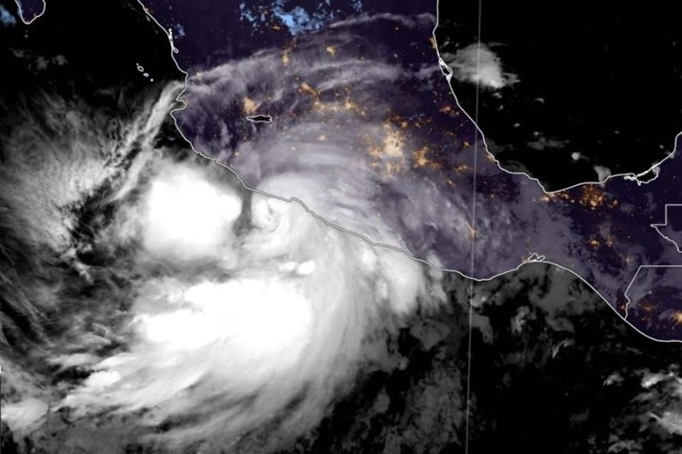 'John' se convirtió de nuevo en huracán categoría 1 frente a las costas de Michoacán y Guerrero, informó Conagua