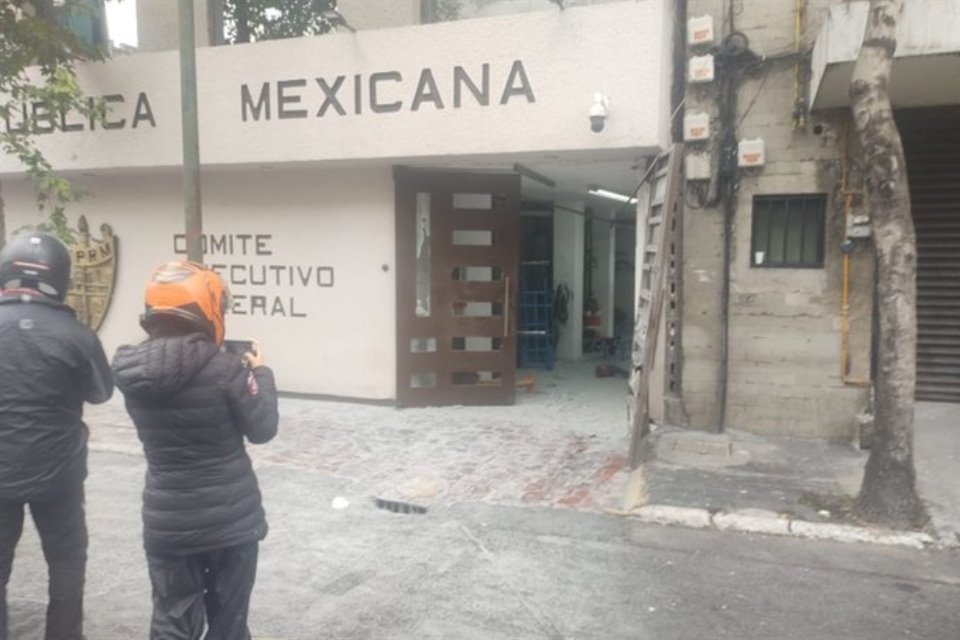 Disidentes del sindicato petrolero vandalizaron la sede del gremio en la CDMX, lo que derivó en un enfrentamiento que dejó cinco lesionados.