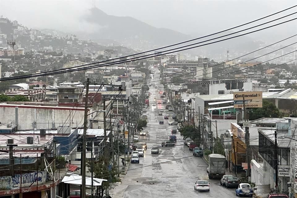 En la avenida Ejido, acceso principal al puerto de Acapulco, se observa sin transporte público y con muy pocos vehículos.