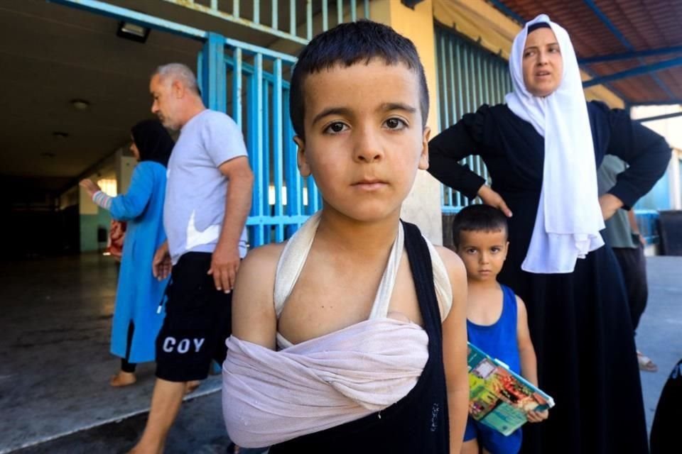 - Un niño herido posa para una fotografía en una escuela en Beirut que alberga a personas desplazadas que huyeron de los ataques israelíes en el sur del Líbano.