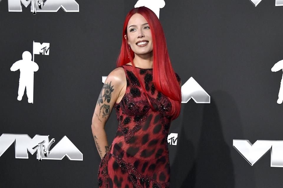 La cantante Halsey reveló que fue hospitalizada esta semana tras sufrir una convulsión que describió como 'muy aterradora'.