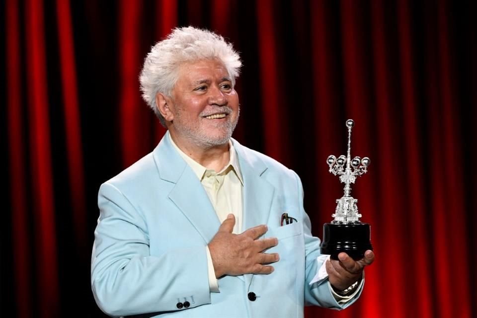 'El cine me lo ha dado todo', afirmó un emocionado Pedro Almodóvar al recibir este jueves el Premio Donostia.