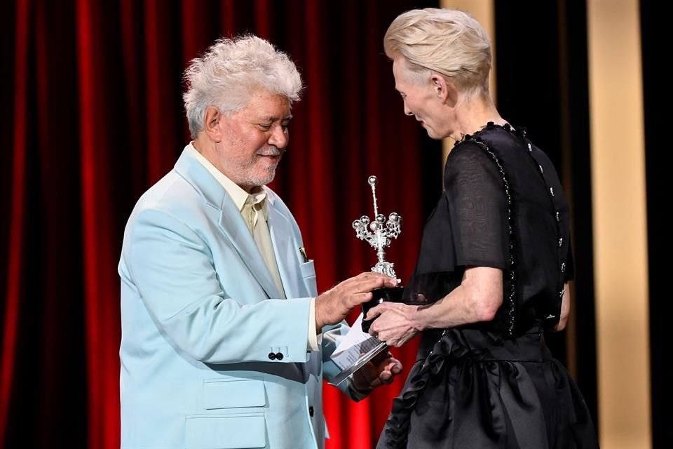 Pedro Almodóvar recibió el Premio Donostia en manos de Tilda Swinton.