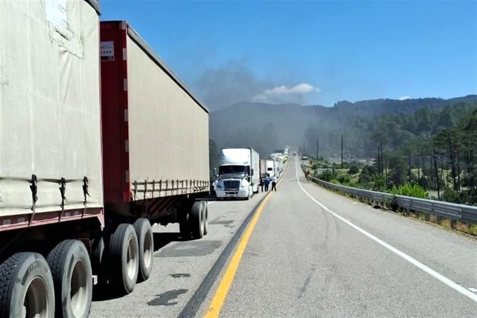 El cierre de la autopista provocó que se formaran largas filas de vehículos en la vía.