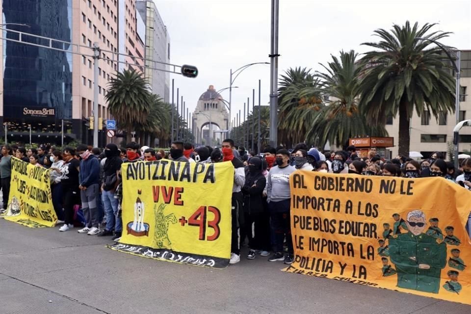 Estudiantes de la Normal de Ayotzinapa, en una concentración ayer frente al Antimonumento, ubicado en Paseo de la Reforma.