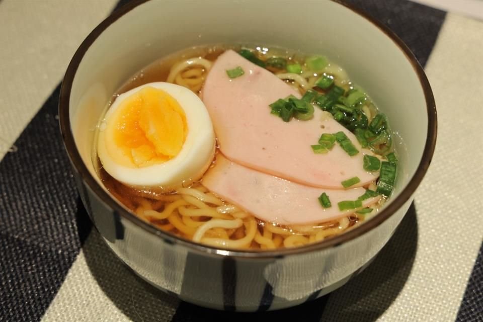 La cena temática cuenta con platillos como el ramen con jamón y huevo marinado.