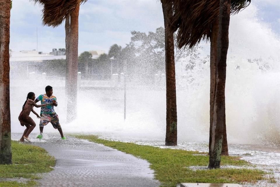 La marejada provocada por el acercamiento de 'Helene' a las costas de Florida, en Tampa Bay.