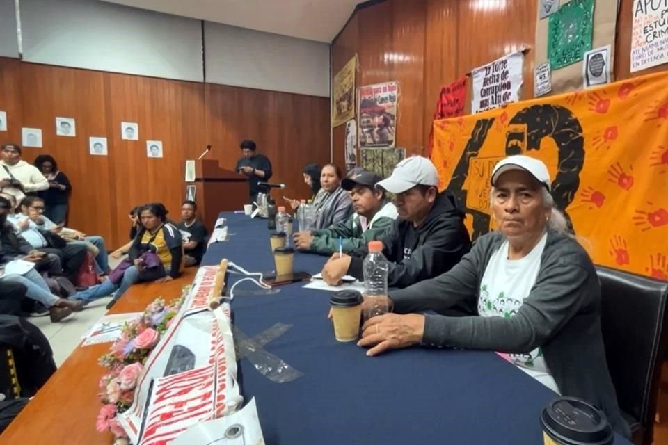 Los padres de los 43 ofrecieron un mensaje en la Facultad de Filosofía y Letras de la UNAM antes de una marcha del Ángel de la Independencia al Zócalo.